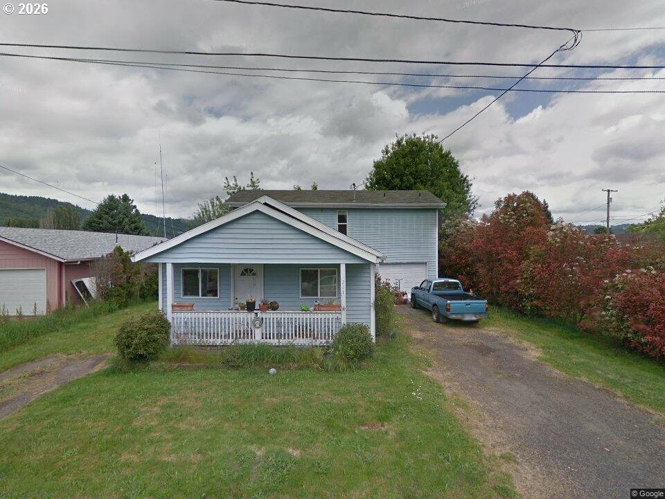 211 Oak St — photo