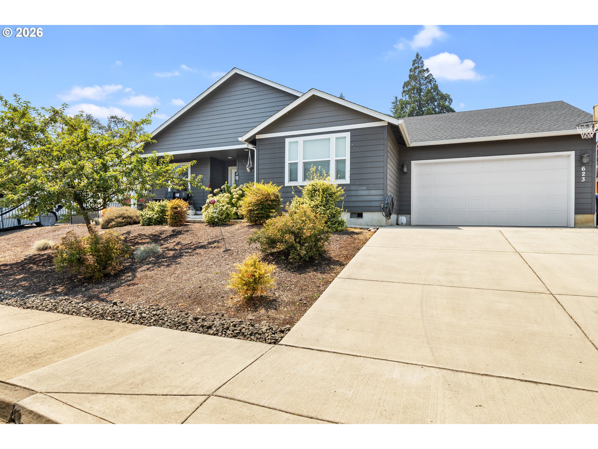 623 SE Garden Way Dr — photo