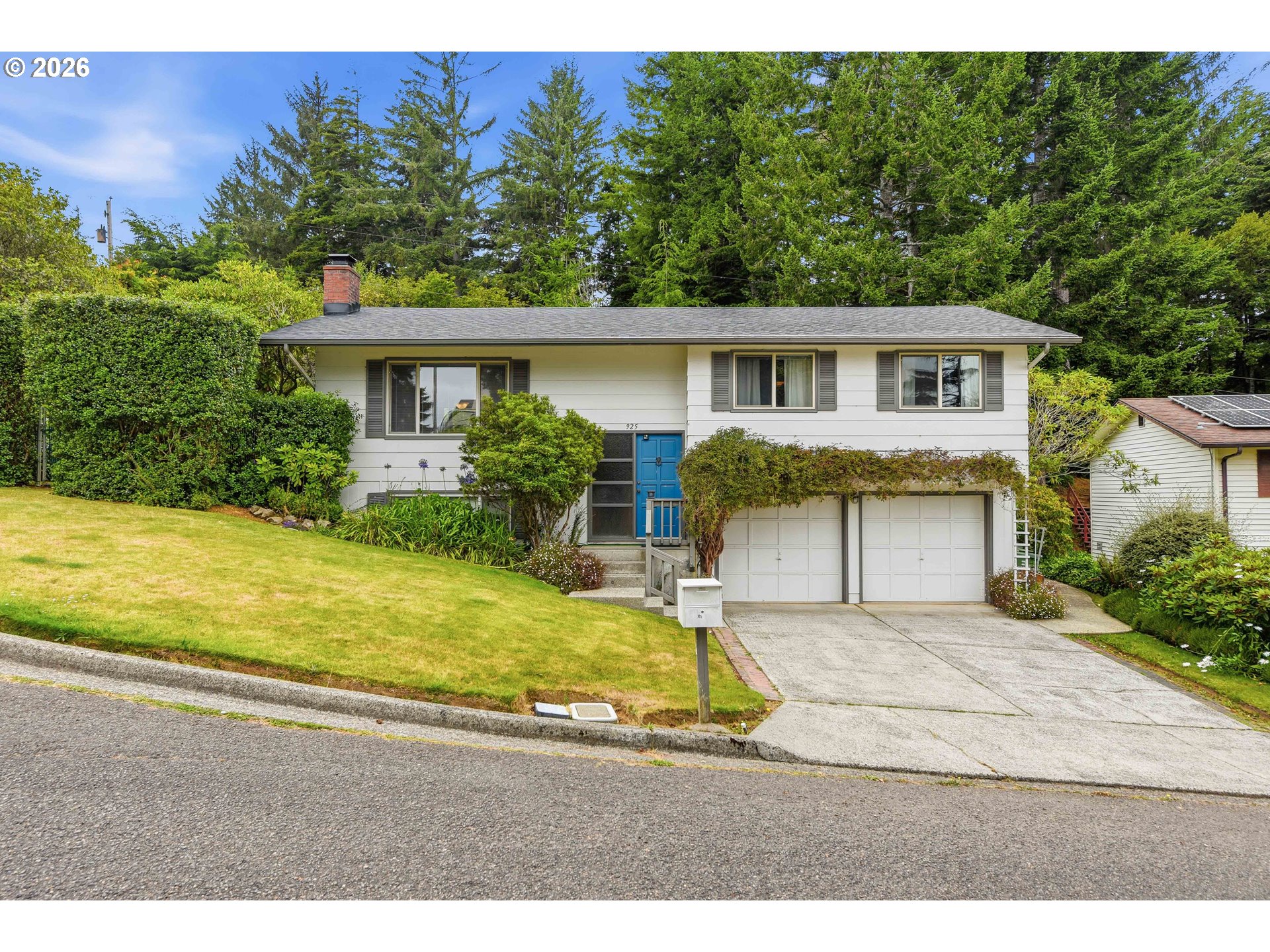 925 Oakway Dr — photo