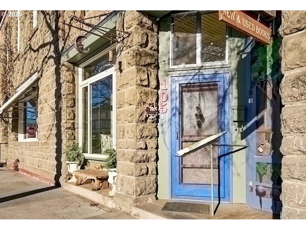 105 E Main St — photo