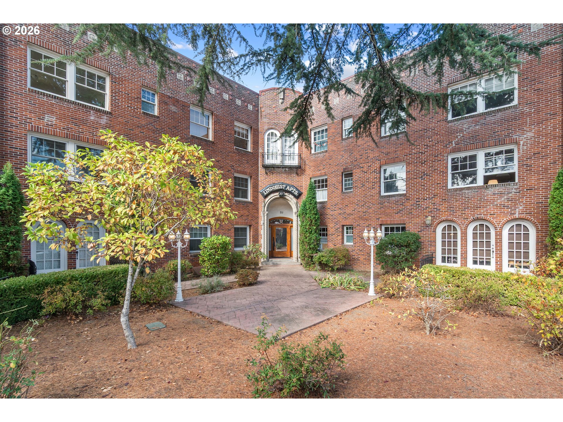 711 NE Randall Ave Unit 301 — photo