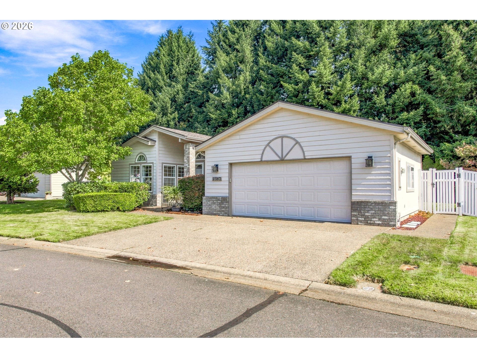 2587 Northampton, Eugene, OR 97404 — photo 3
