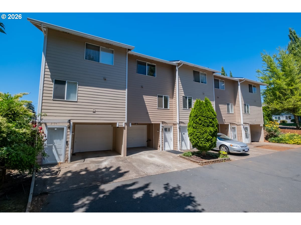 2190 Maplewood Dr — photo