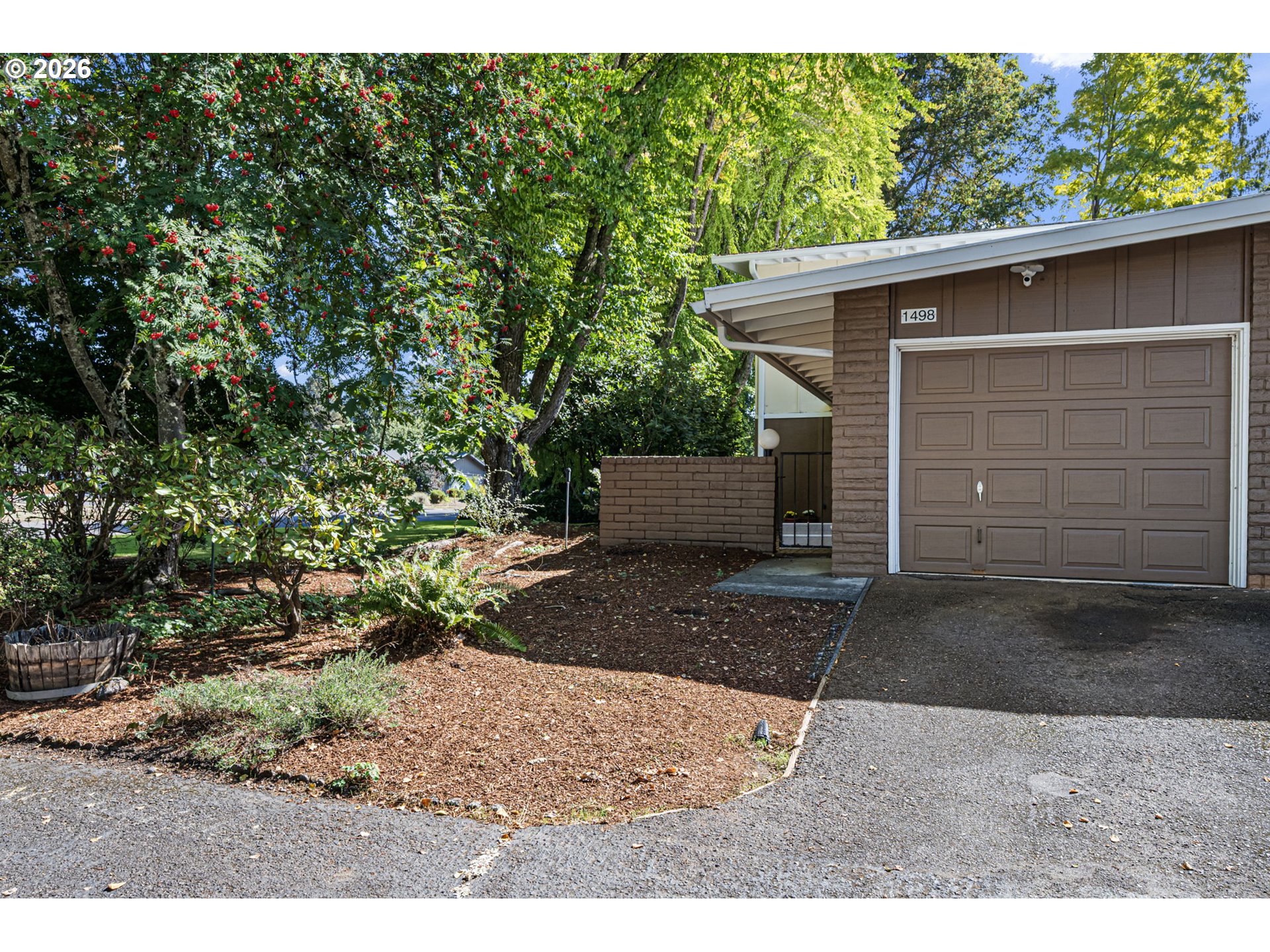 1498 Quaker St, Eugene, OR 97402 — photo 2