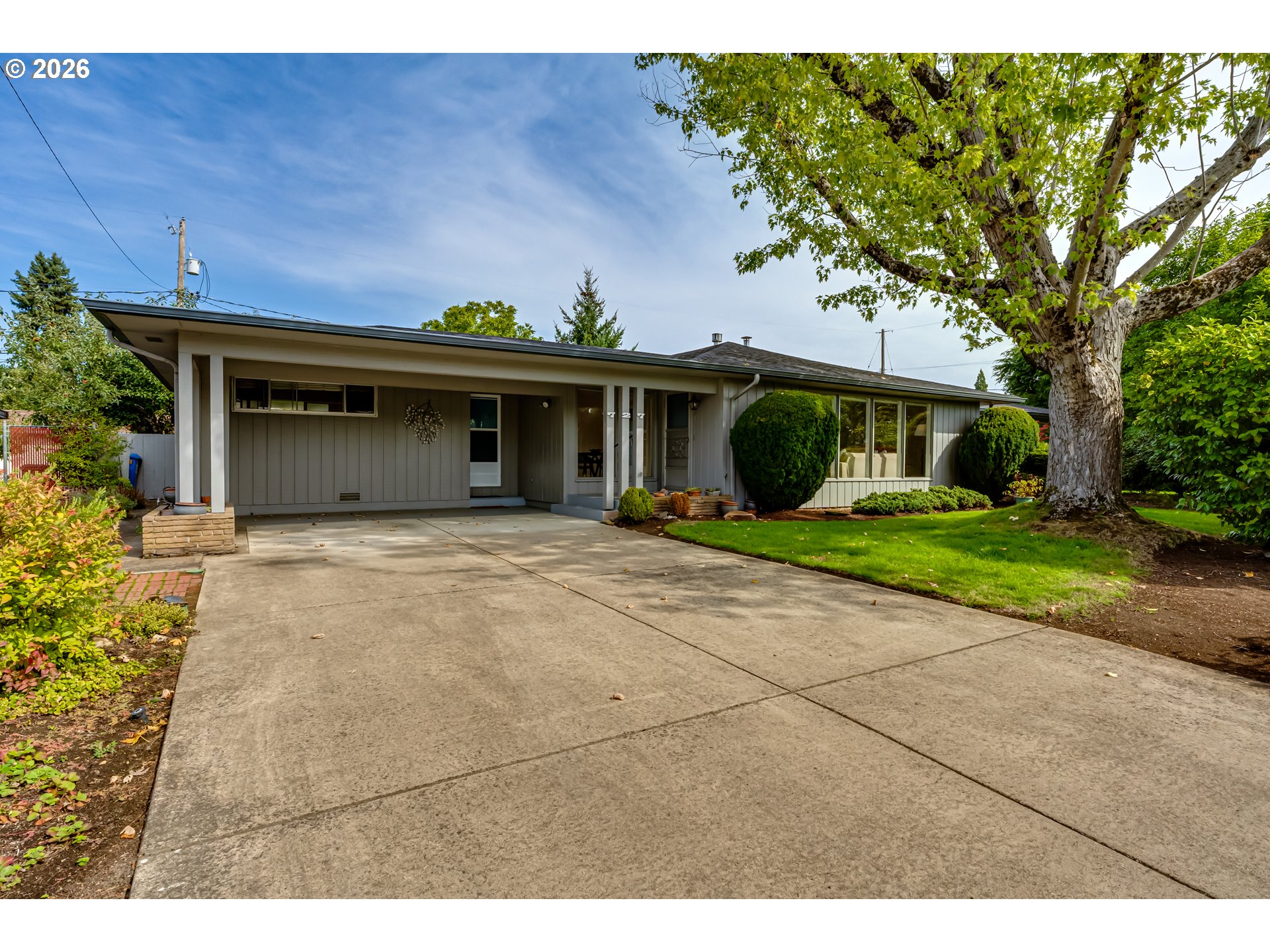 727 Elm Dr — photo