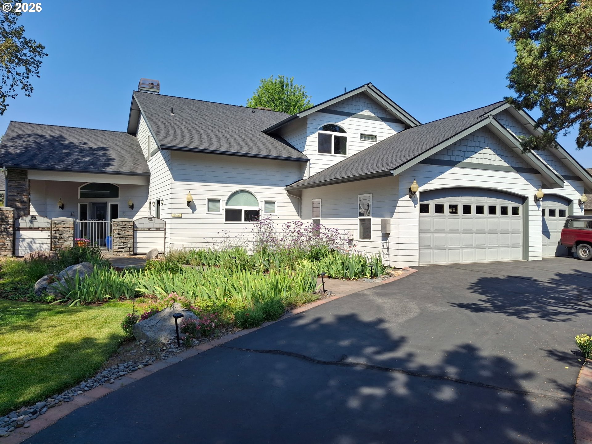 2565 Thrush Ct — photo