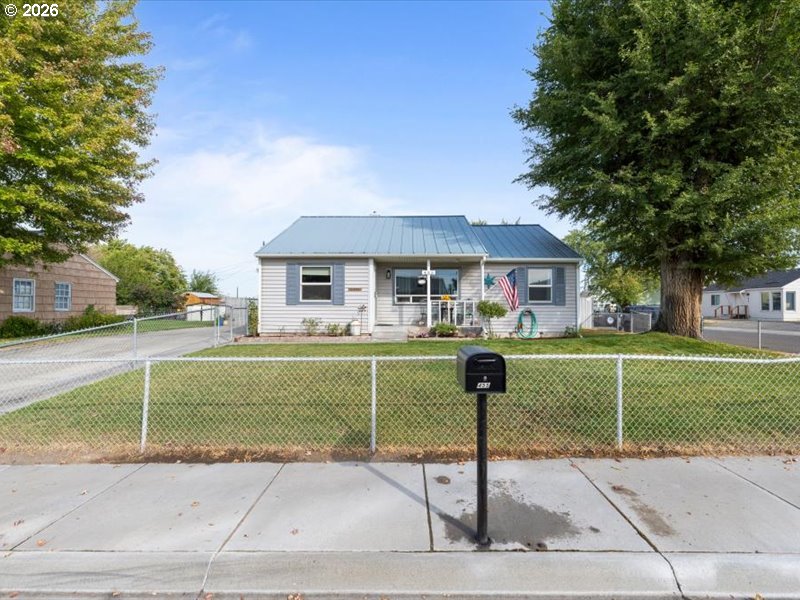 455 E Sunset Dr, Hermiston, OR 97838 — photo 2