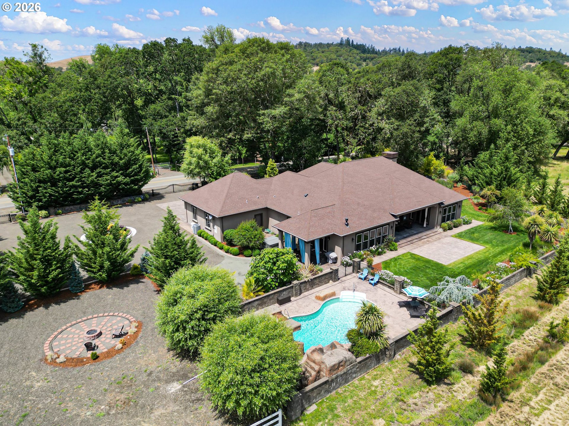 1025 Echo Dr — photo