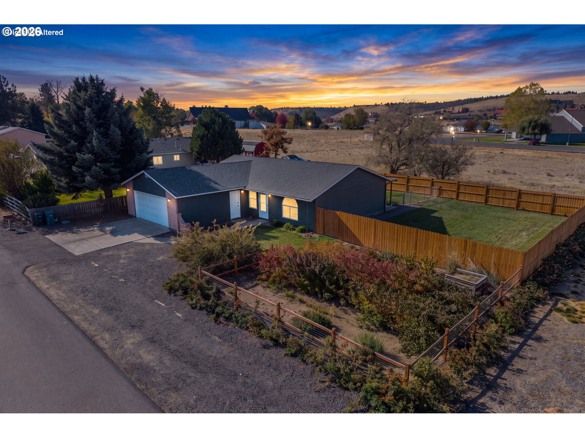 786 NE Lakeside Dr — photo