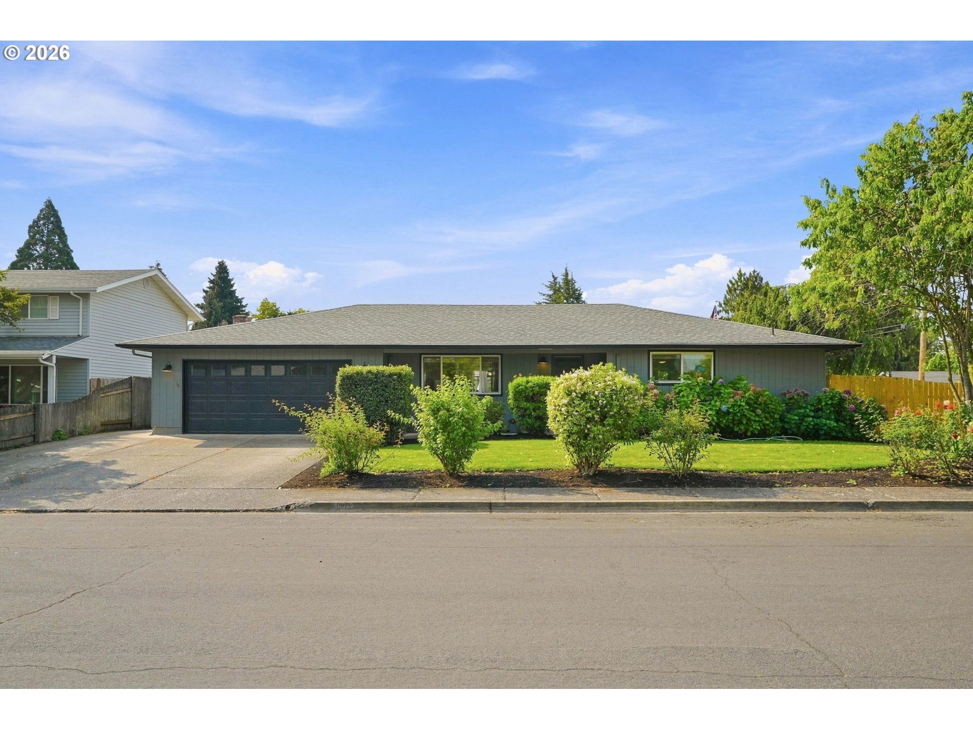 992 Travis Ave — photo