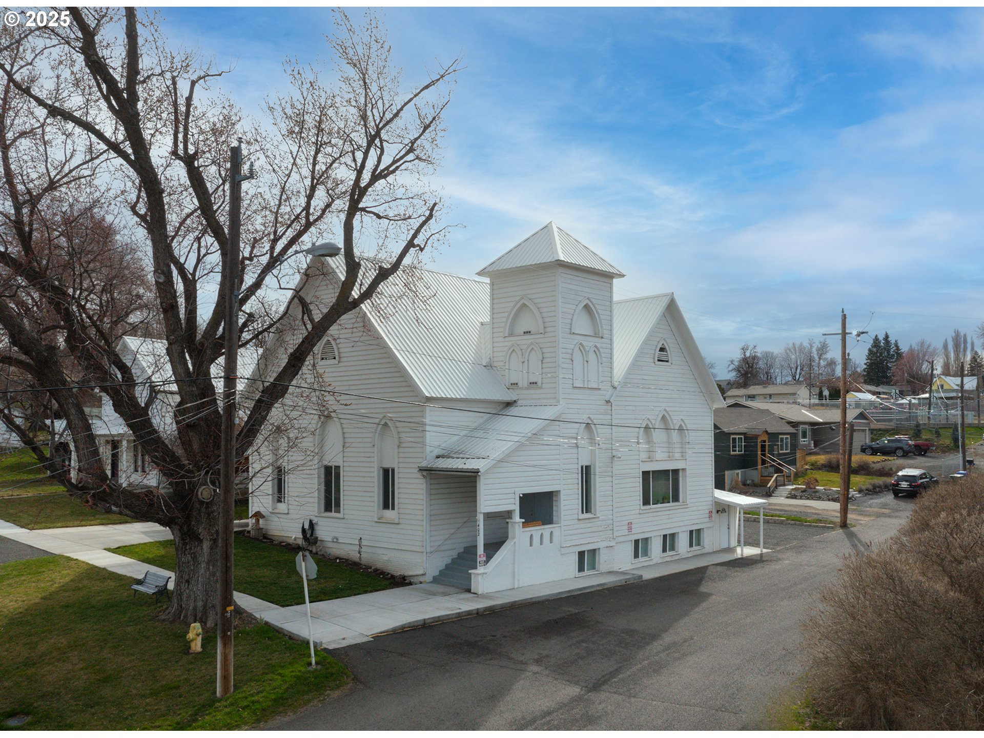 402 E Main St — photo