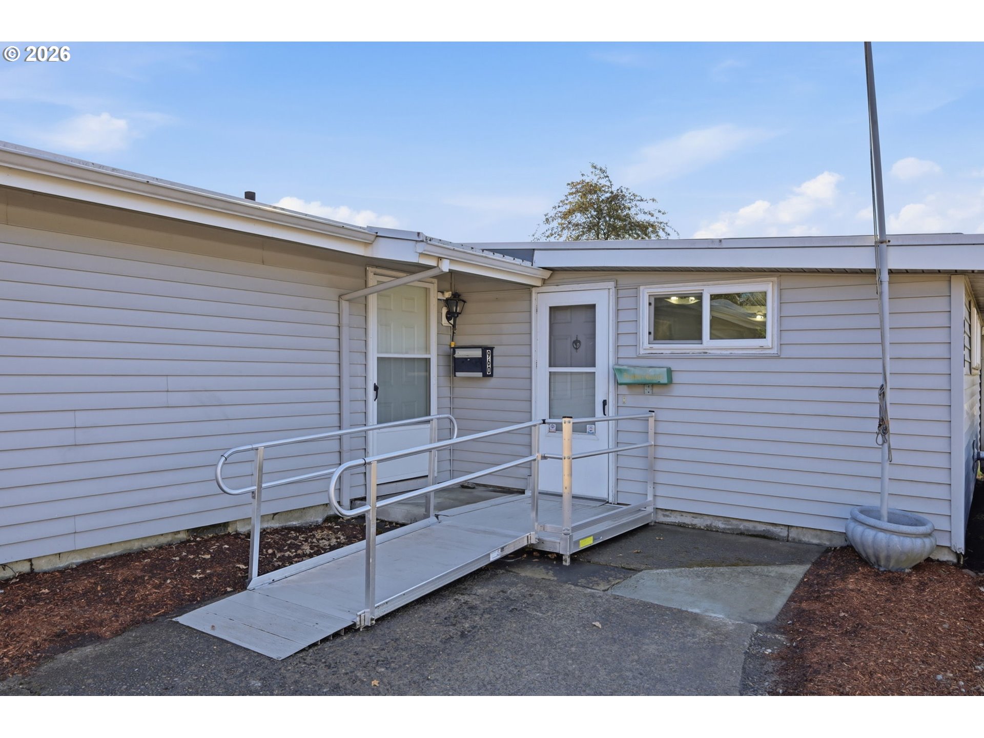 960 W 24th Ave, Eugene, OR 97405 — photo 2
