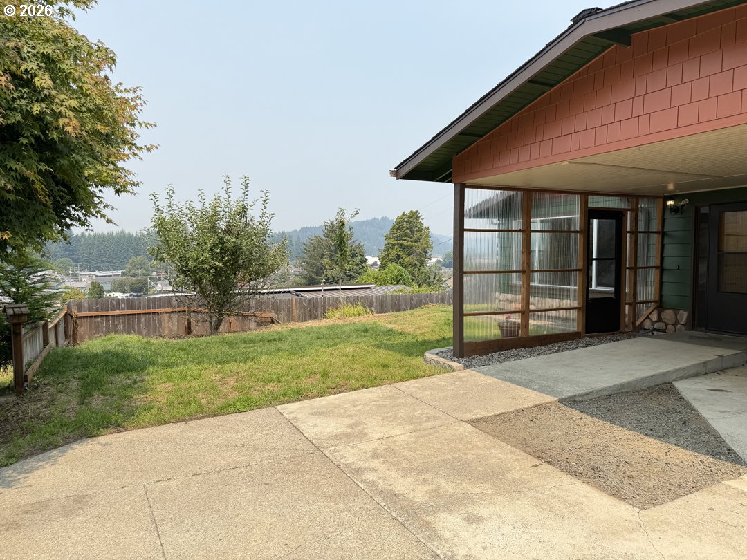 900 Rowe St, Reedsport, OR 97467 — photo 3