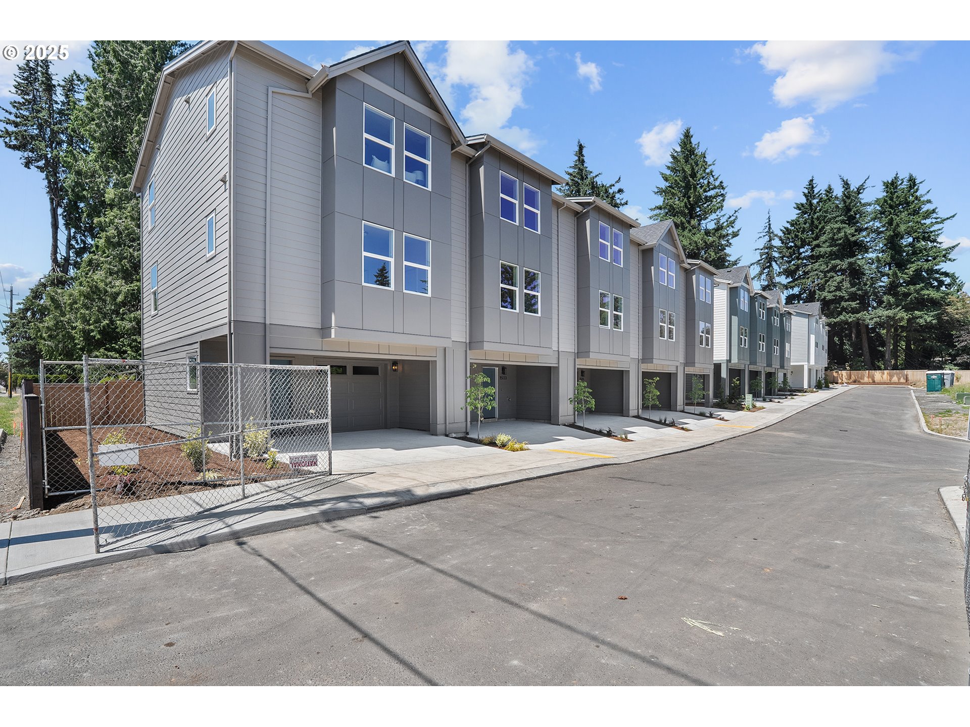 15139 E Burnside St — photo