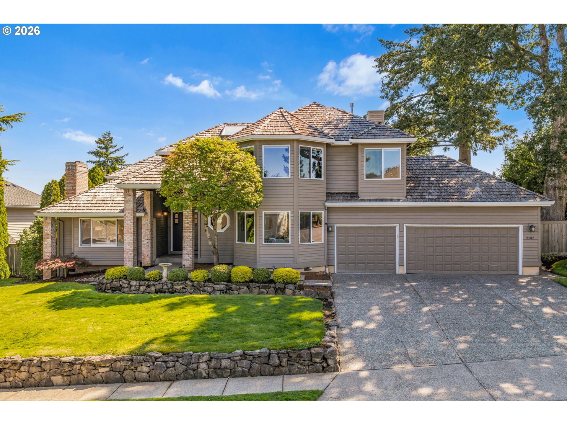 2107 Club House Dr — photo