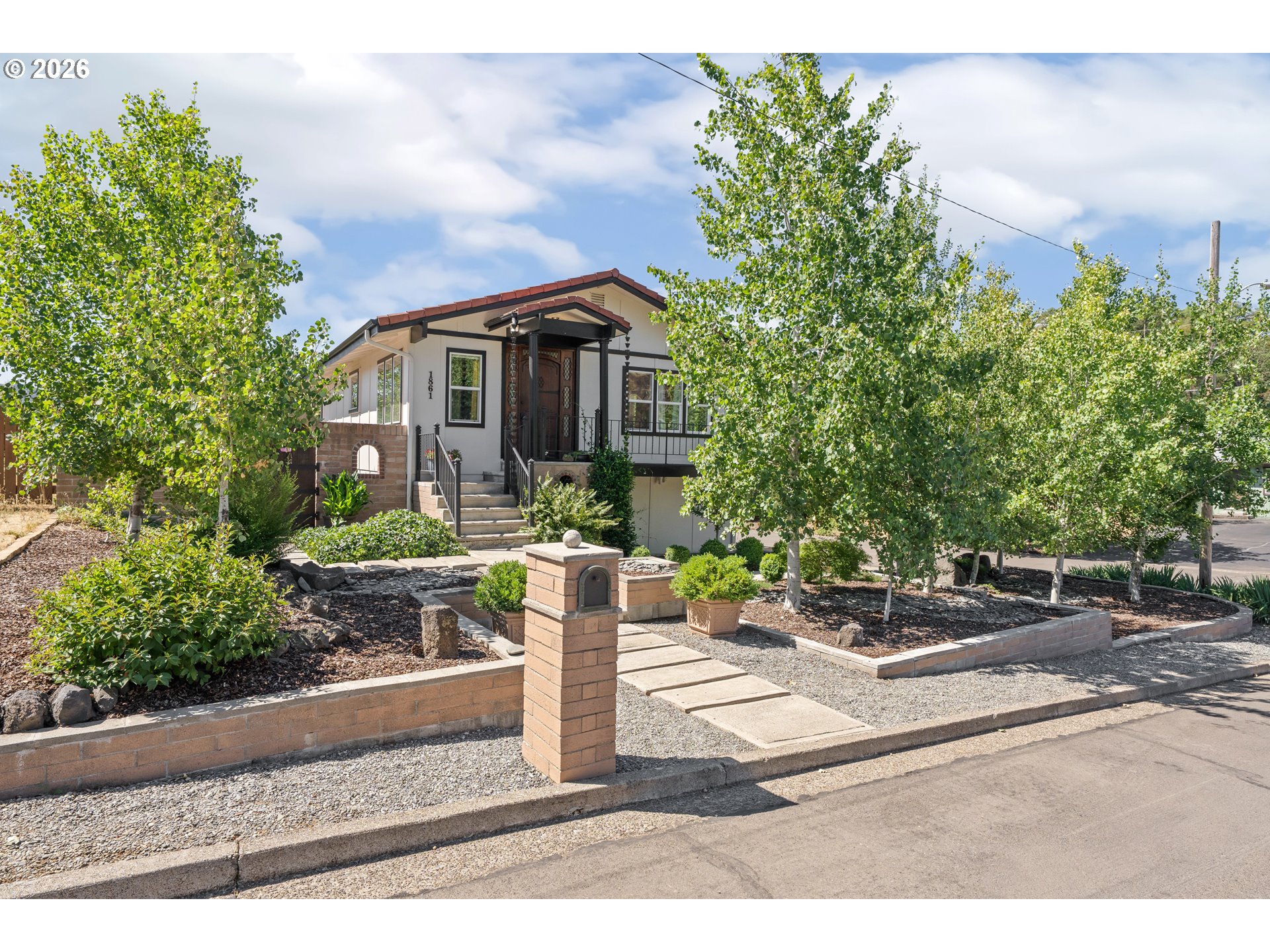 1861 NW Finch Ct — photo