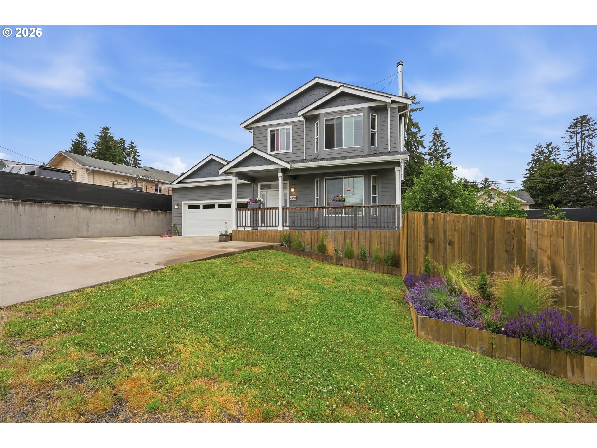 688 Lakeview Dr — photo