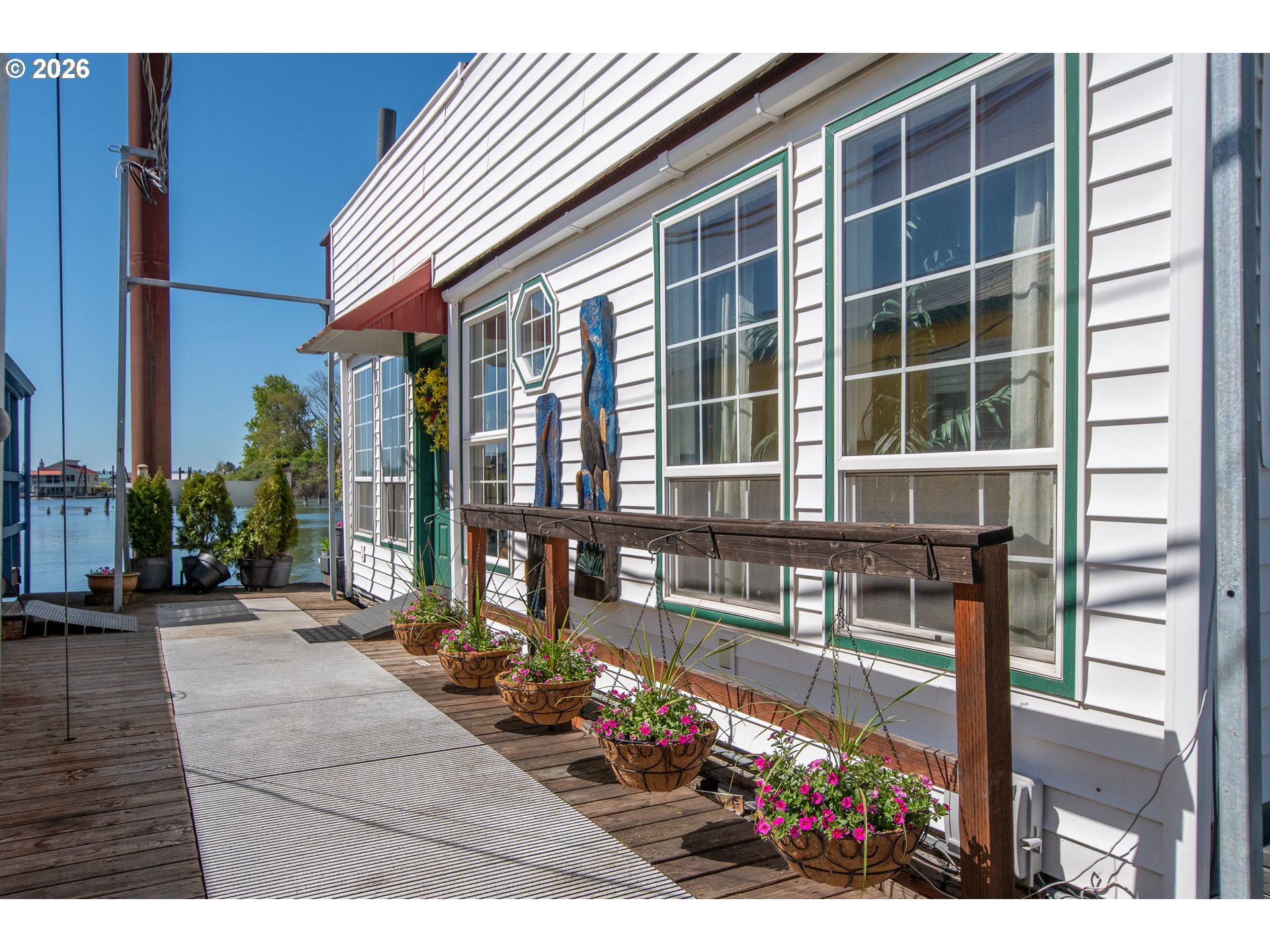 584 N Tomahawk Island Dr — photo