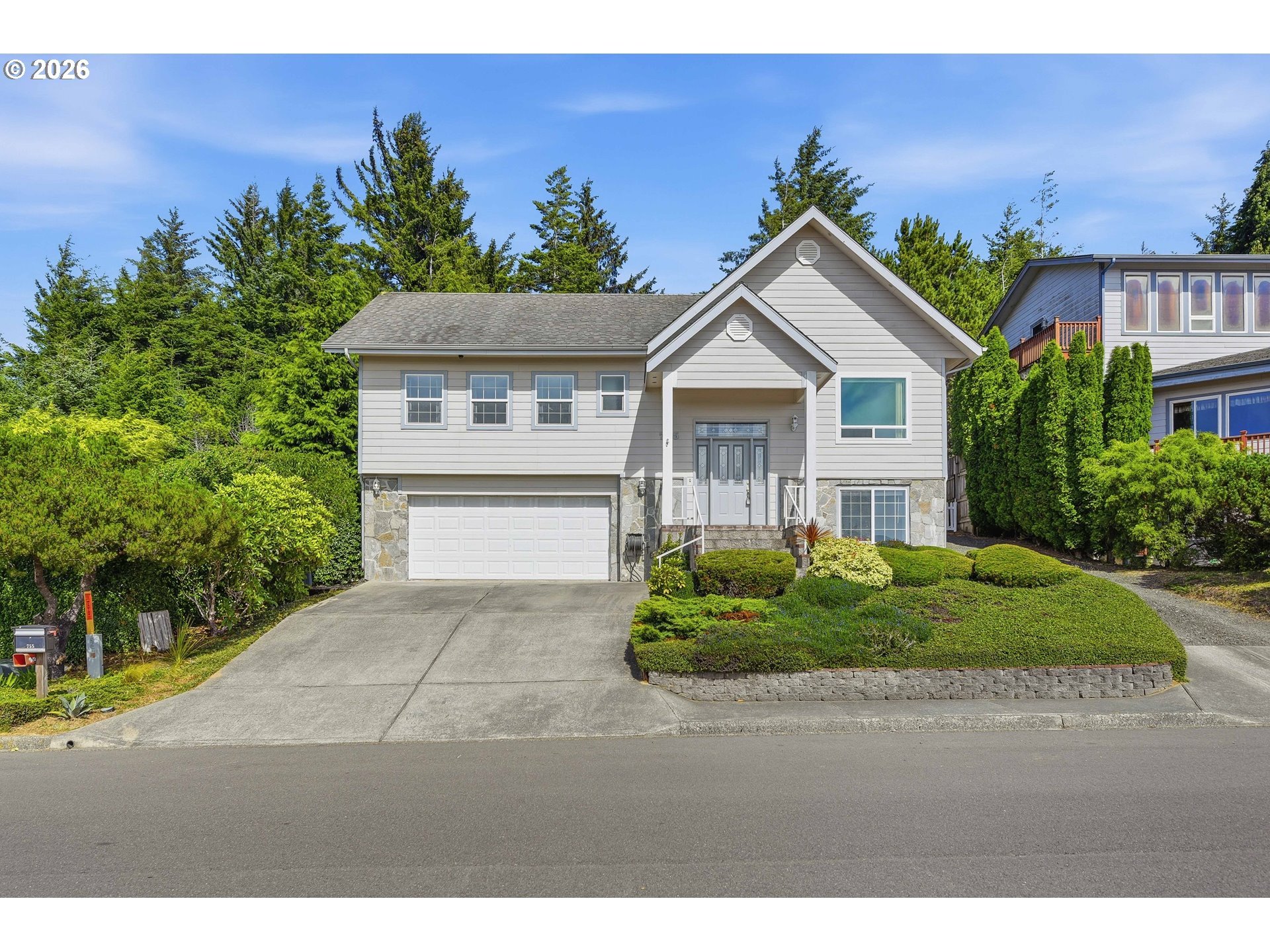 755 Prefontaine Dr — photo