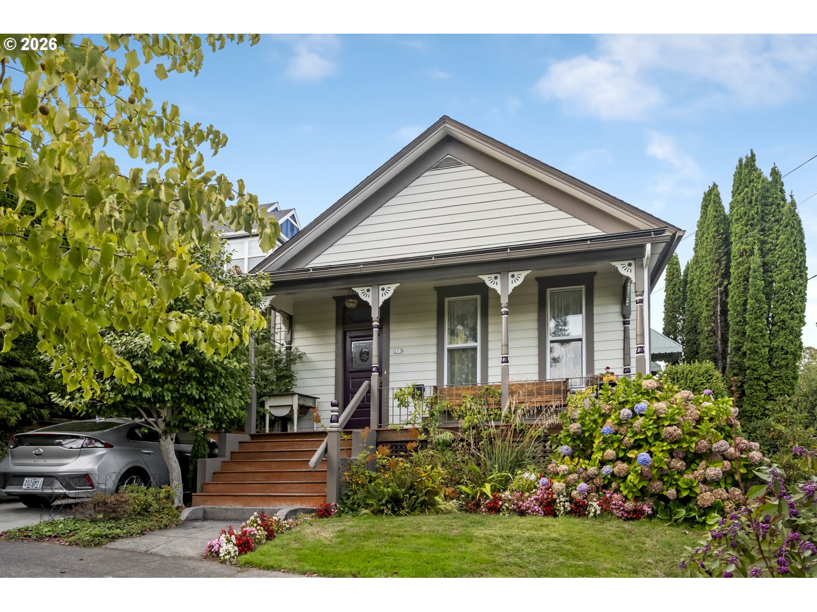 215 SW Hamilton St — photo