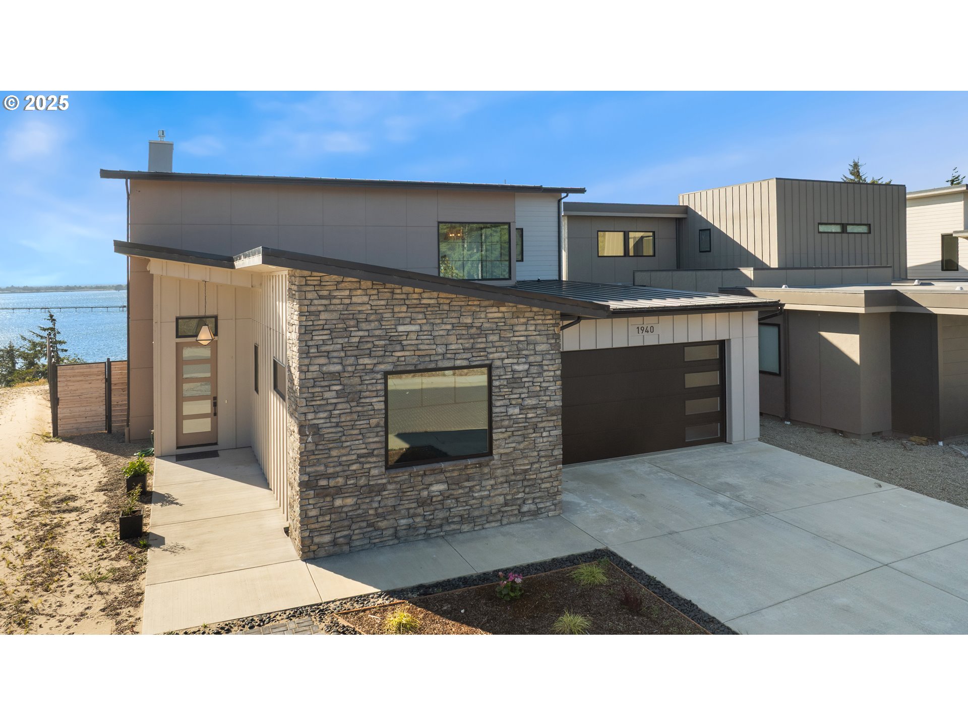 1940 Pacific View Ln — photo