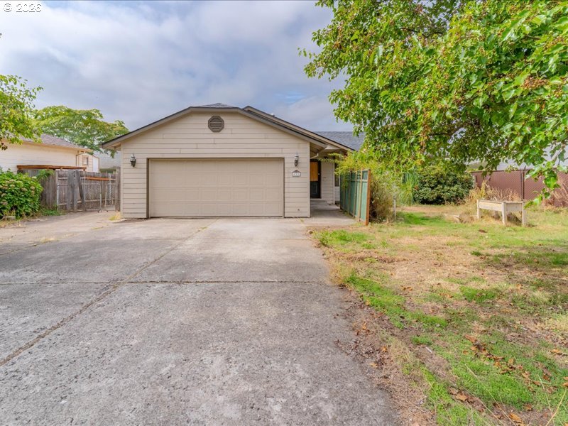 421 Lone Oaks Loop — photo