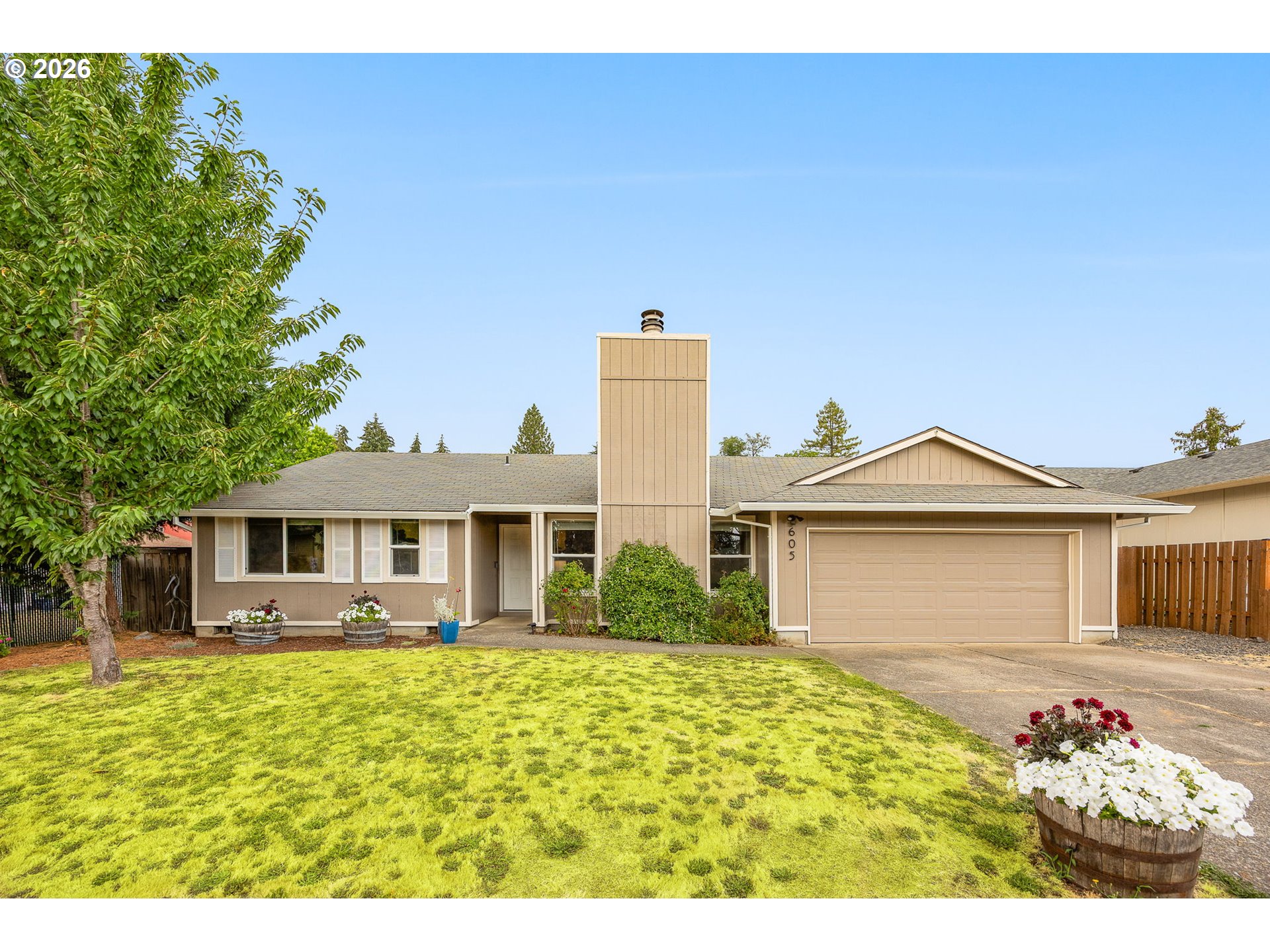 605 E Foothills Dr — photo