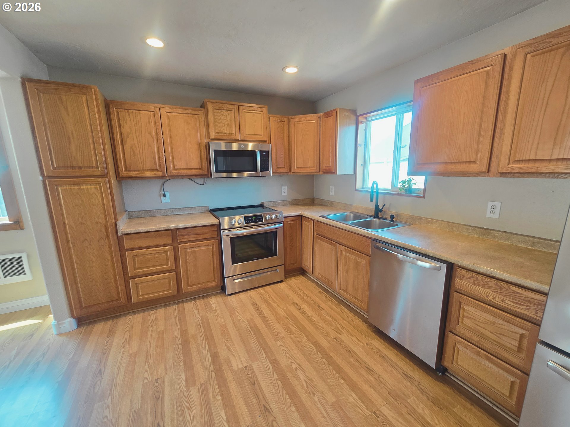 2001 E 10th St, TheDalles, OR 97058 — photo 2