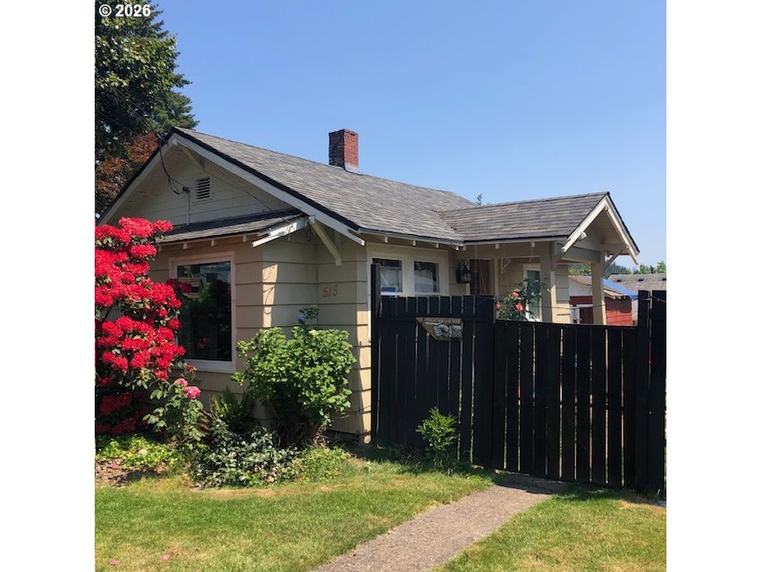 515 E Gloucester St, Gladstone, OR 97027