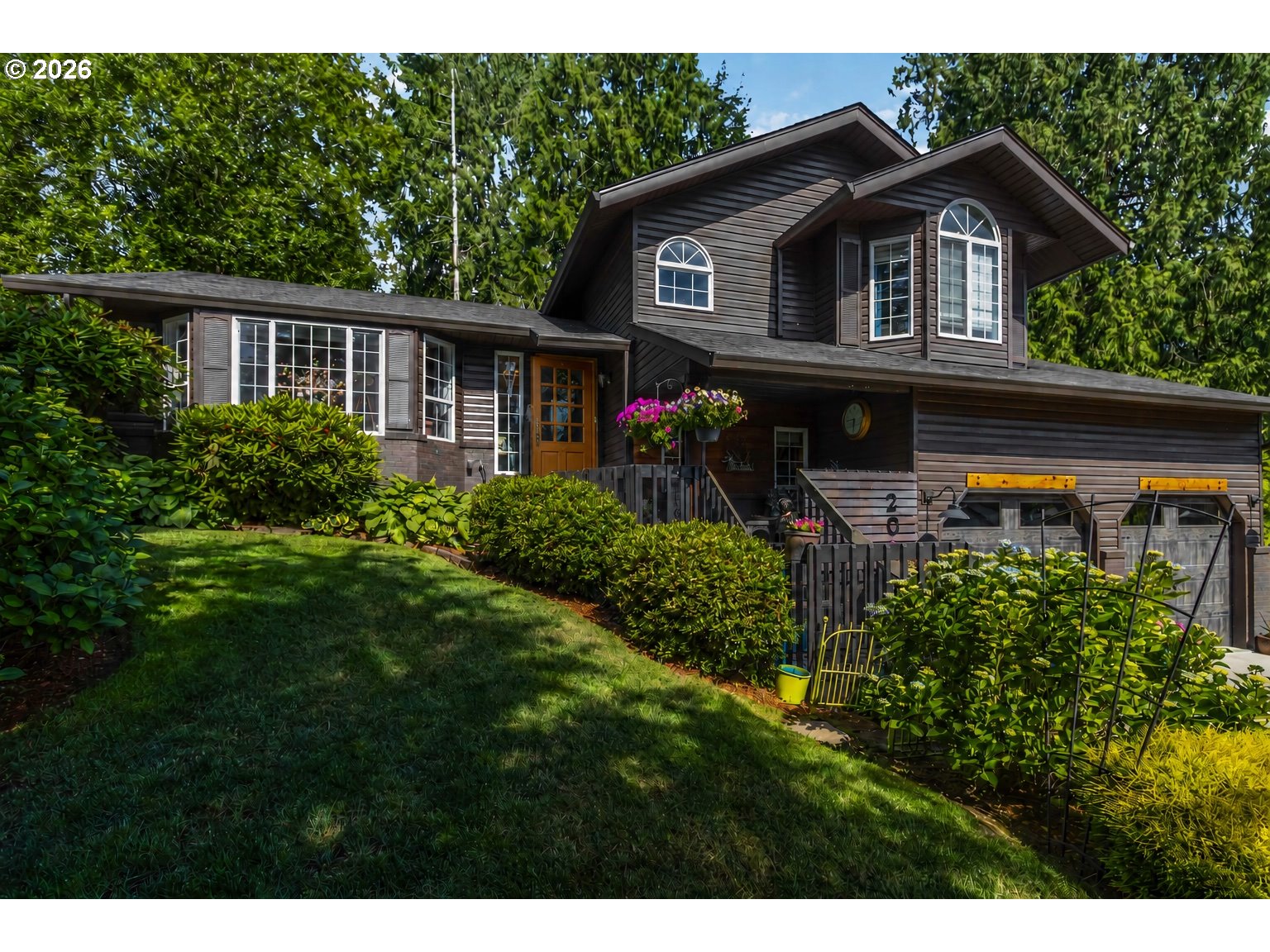 209 W Beacon Hill Dr — photo