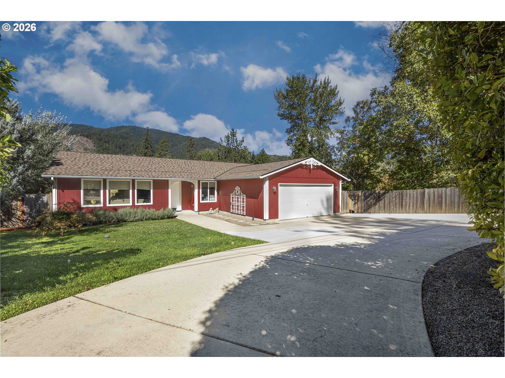 1221 E Evans Creek Rd — photo