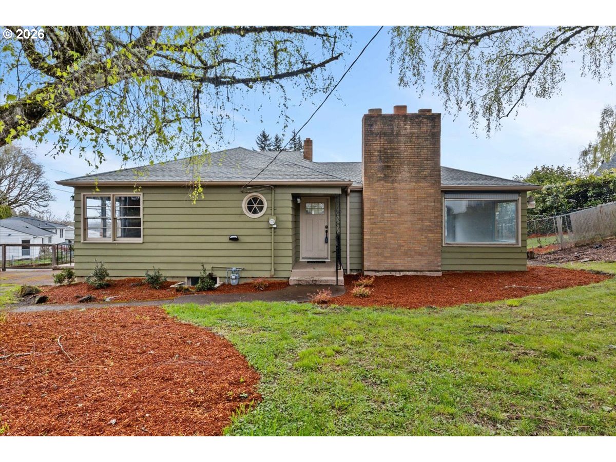 900 Cascade Dr — photo