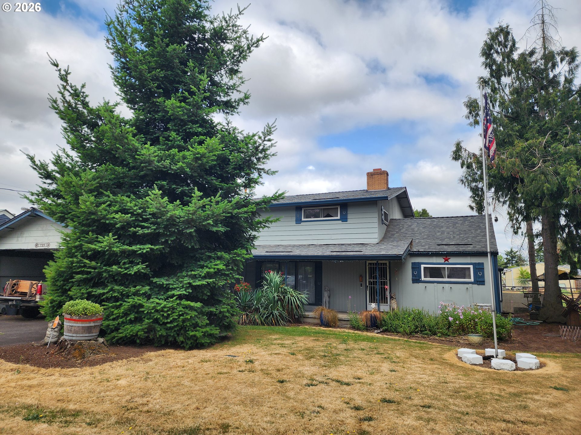 725 W Main St — photo