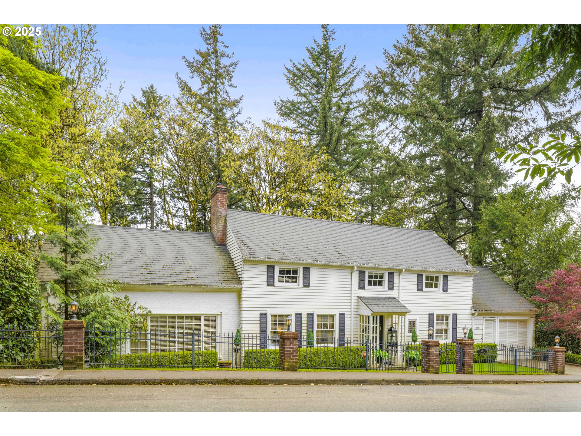 2271 SW Montgomery Dr — photo