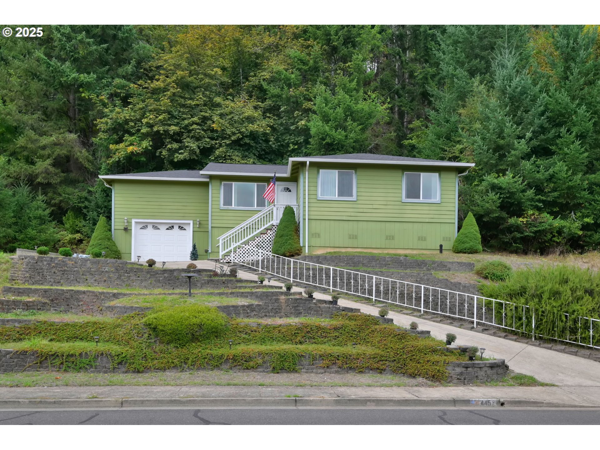 445 Kalapuya Way — photo