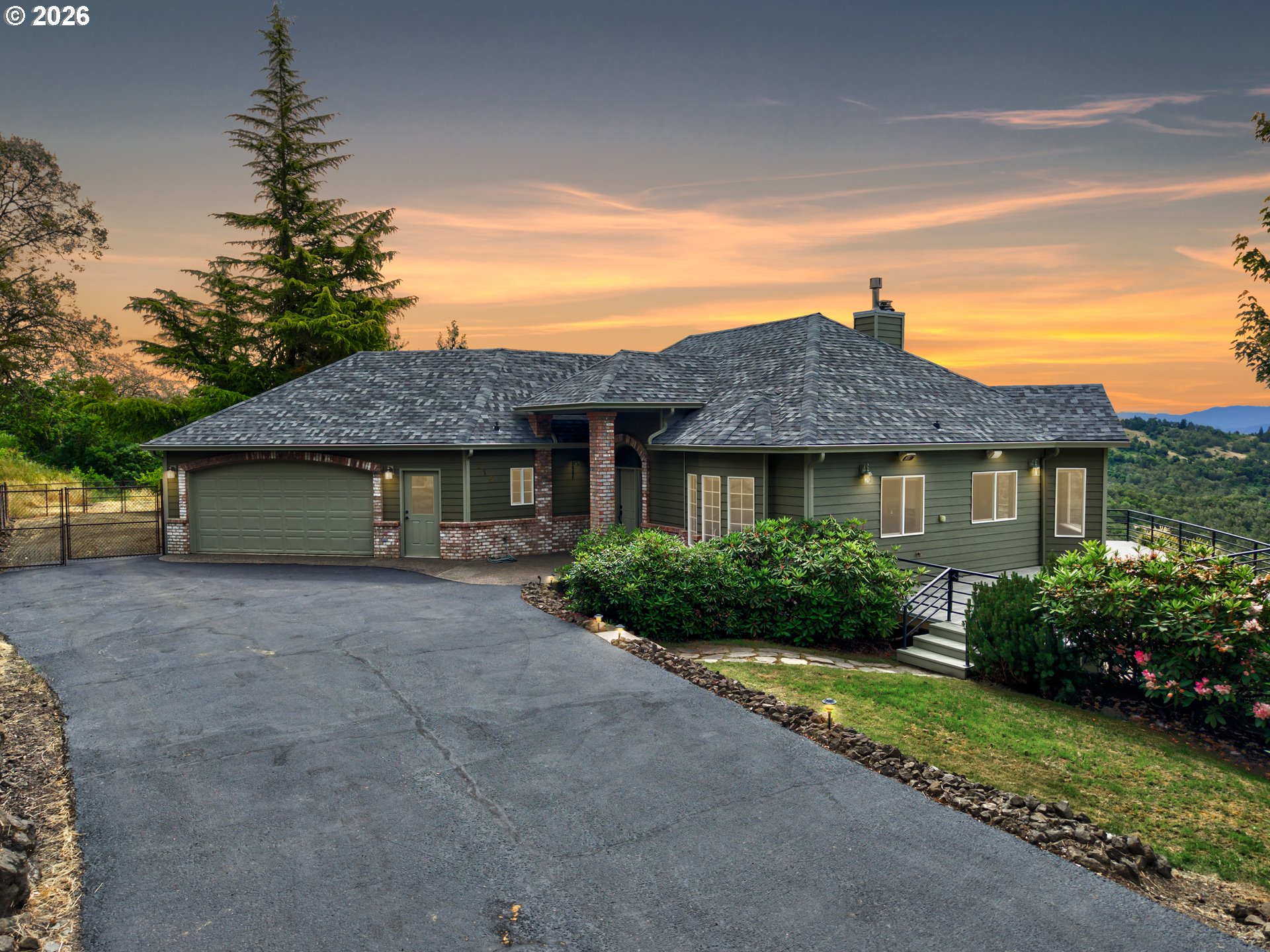 215 Eagle Dr — photo