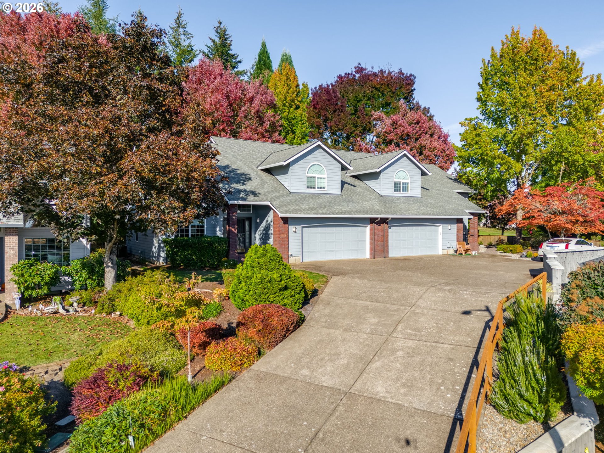 568 NW Willamette Ct — photo
