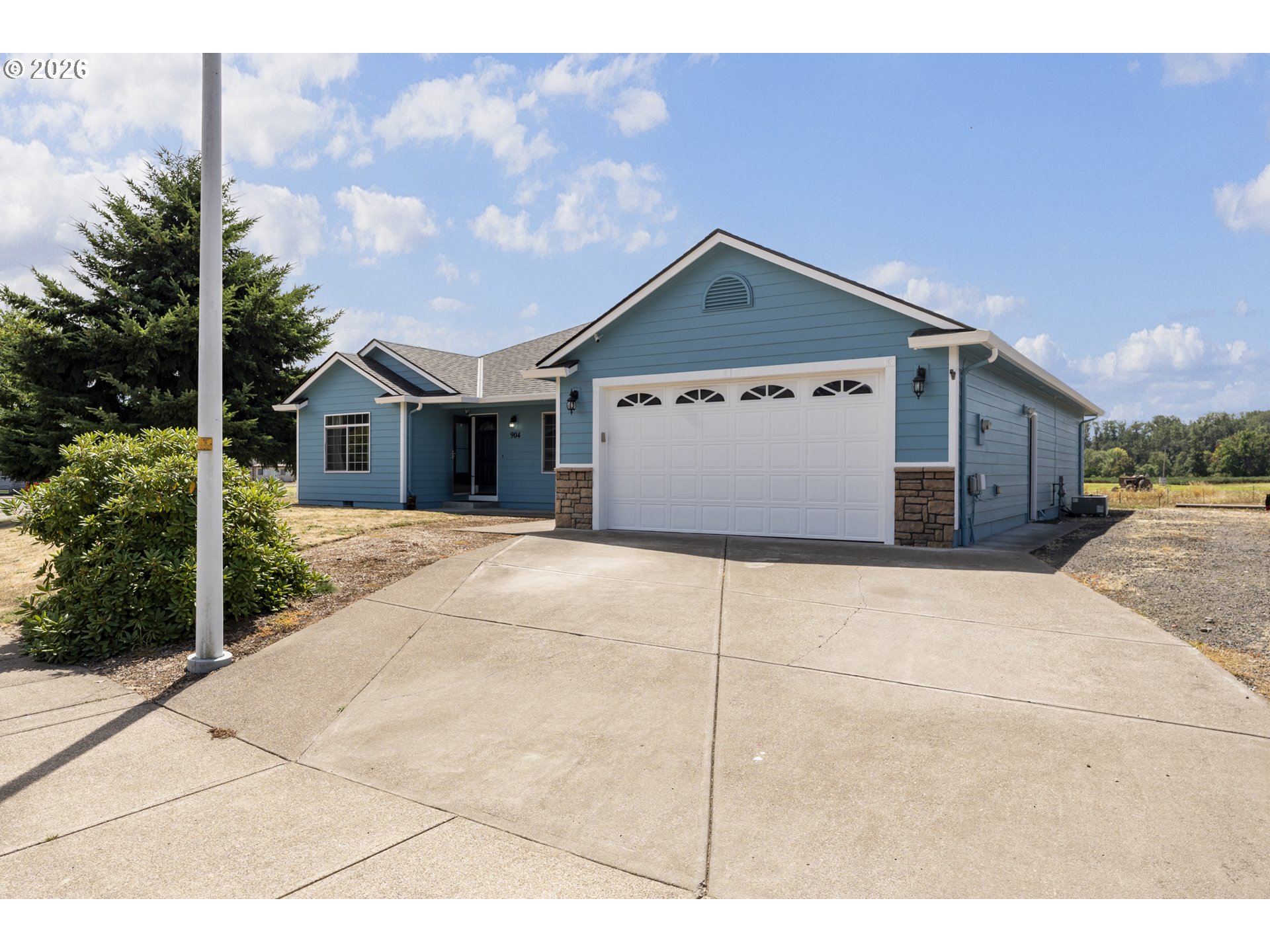 904 Isabel Dr — photo