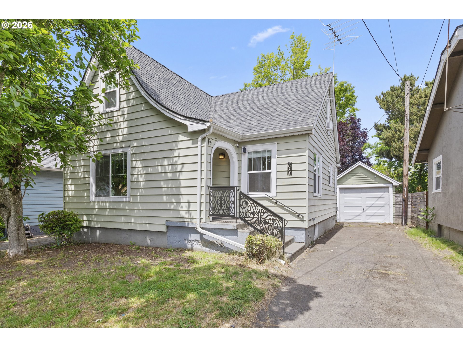 985 Madison St NE — photo