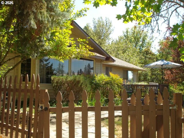 625 SE Terrace Dr — photo
