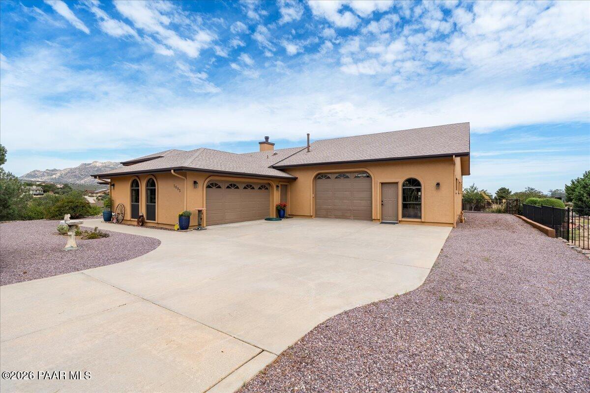 1093 Fawn Lane — photo