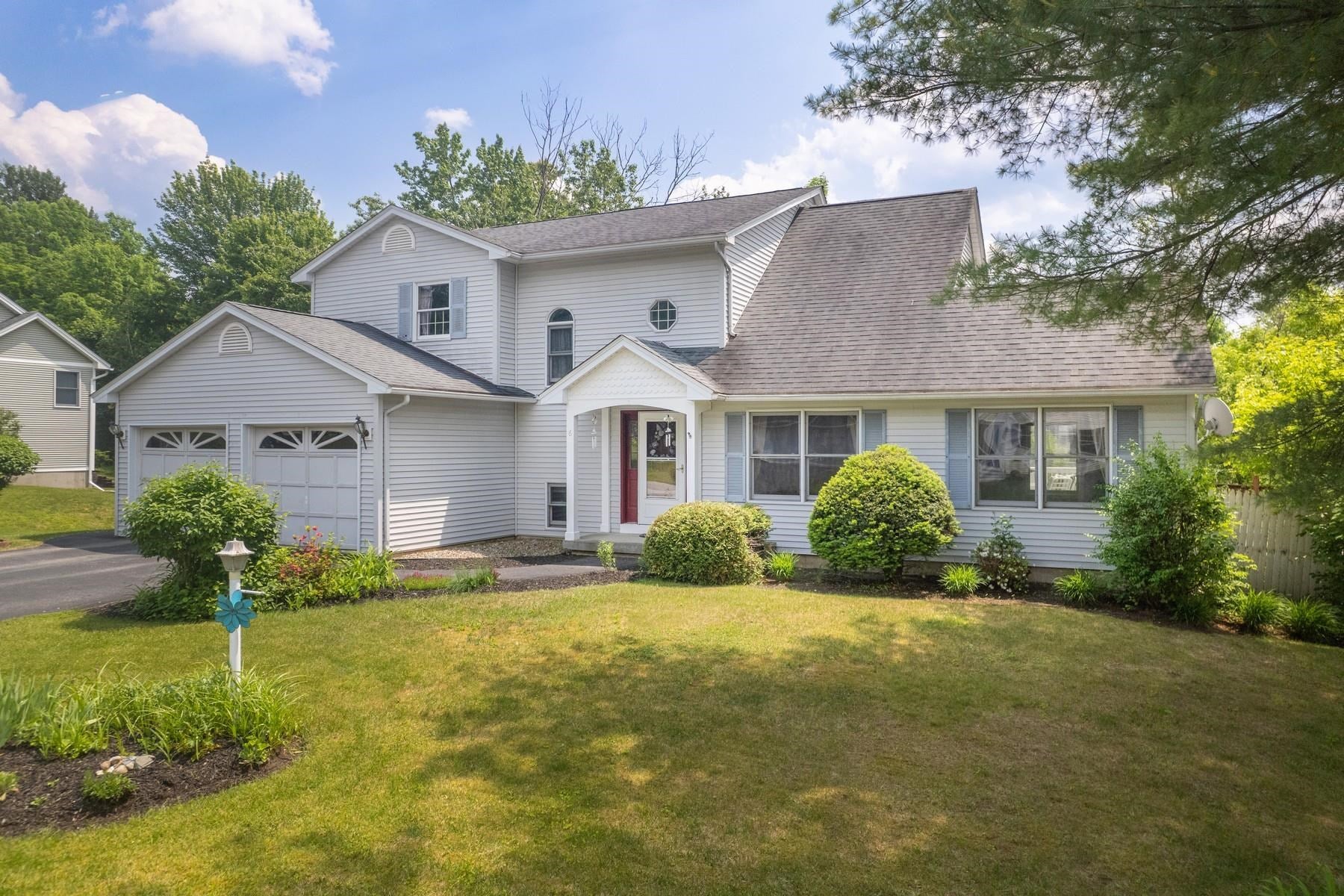 6 Moon Brook Drive — photo