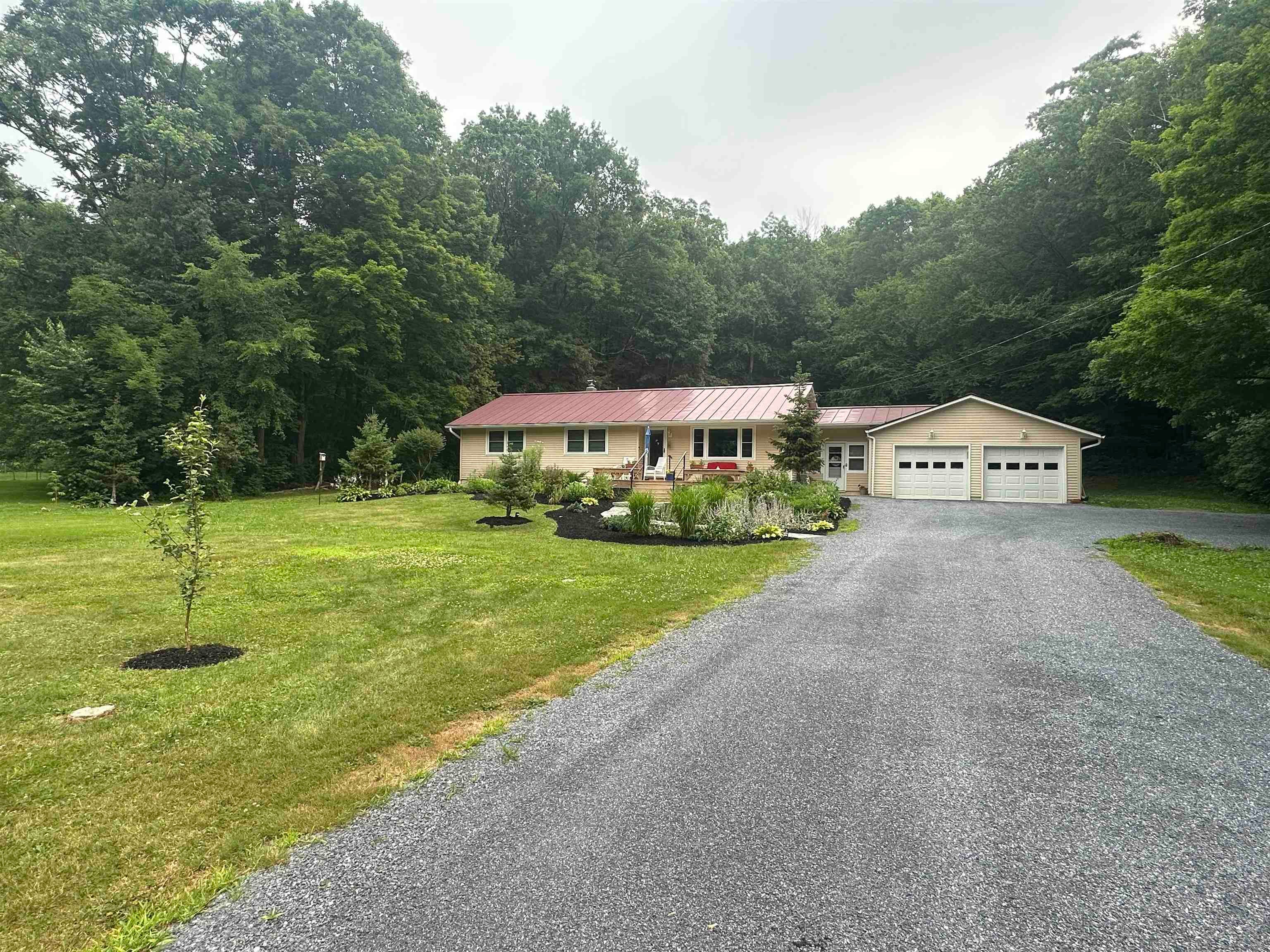 1537 Lake Dunmore Road — photo