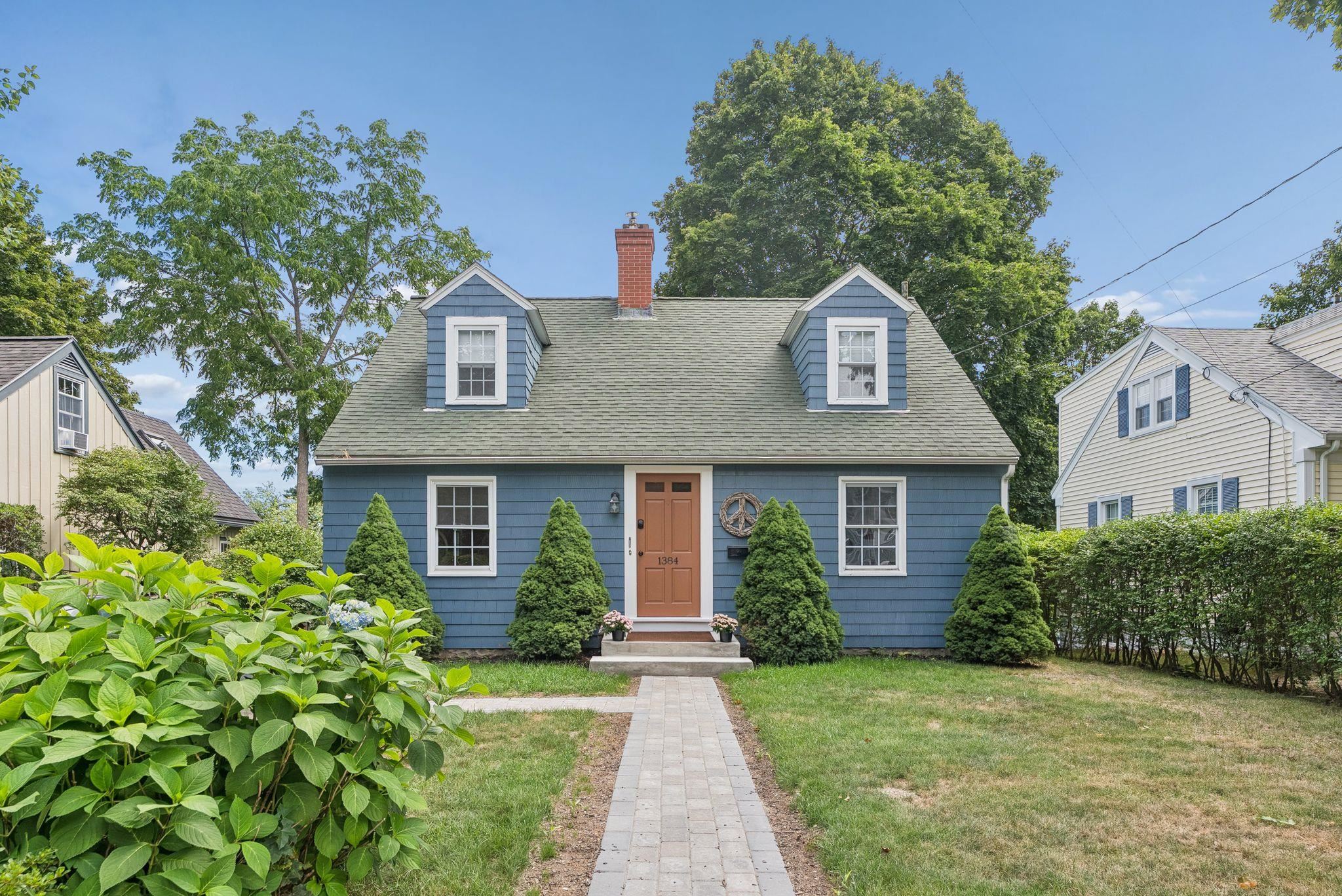1384 Islington Street — photo