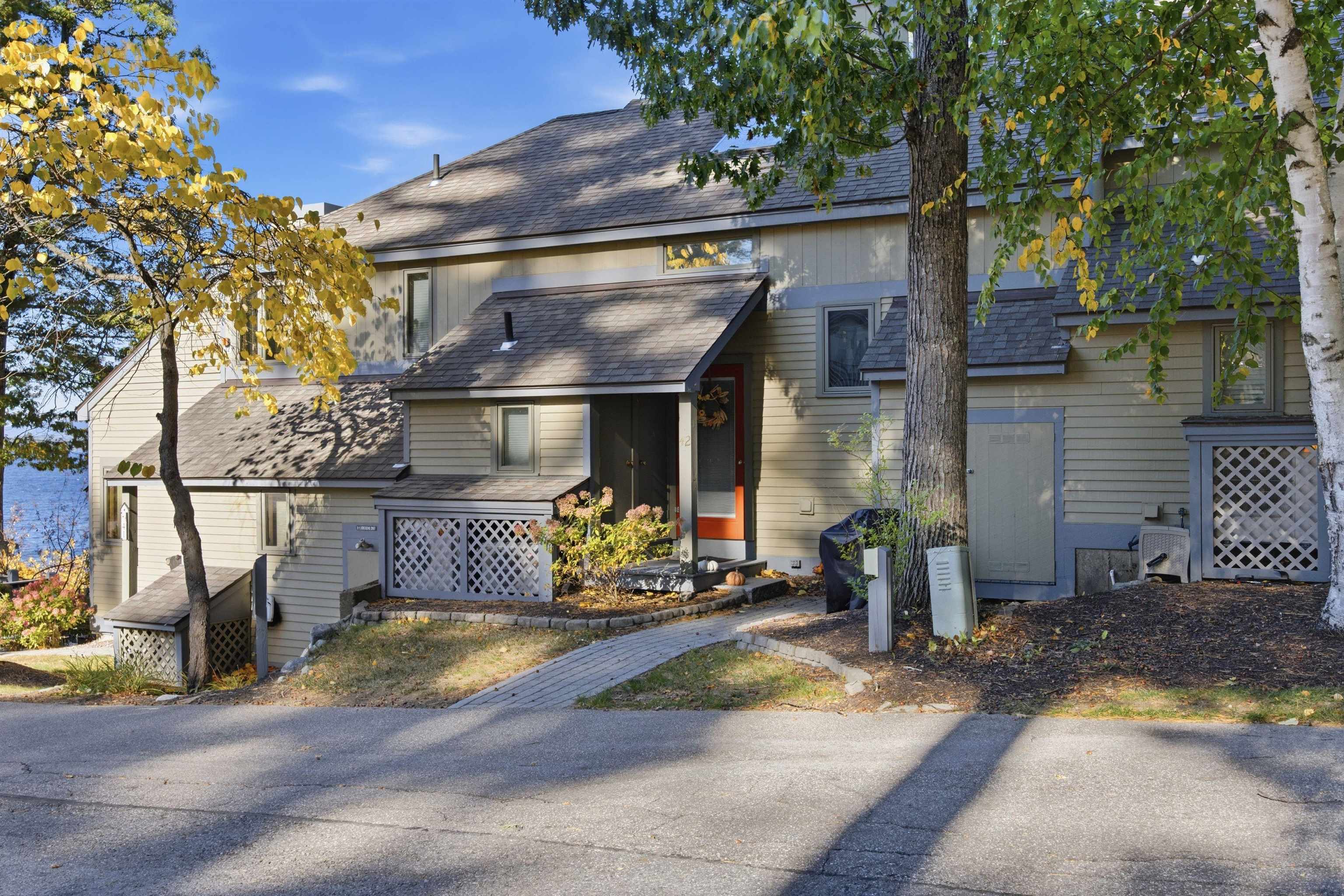 2696 Lake Shore Road — photo