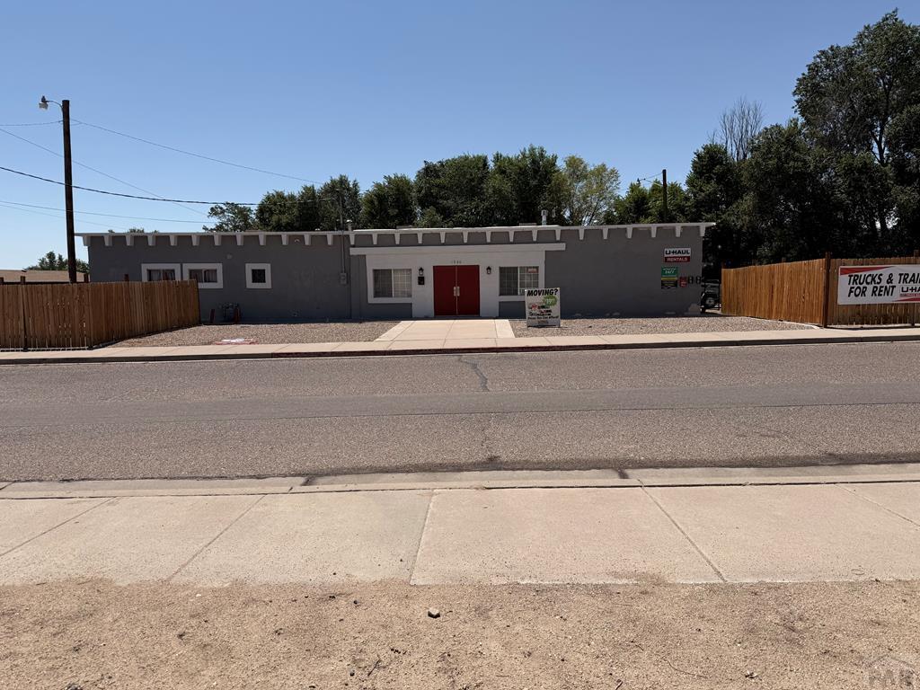 1900 Oakshire Lane — photo