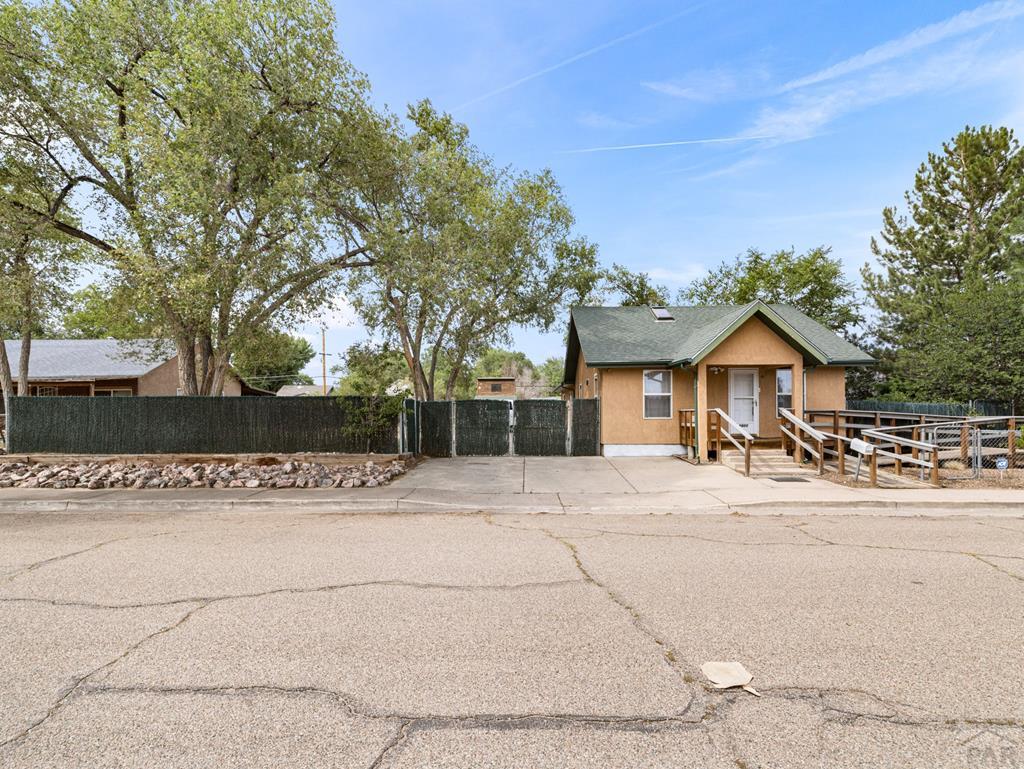 1423 E River St — photo
