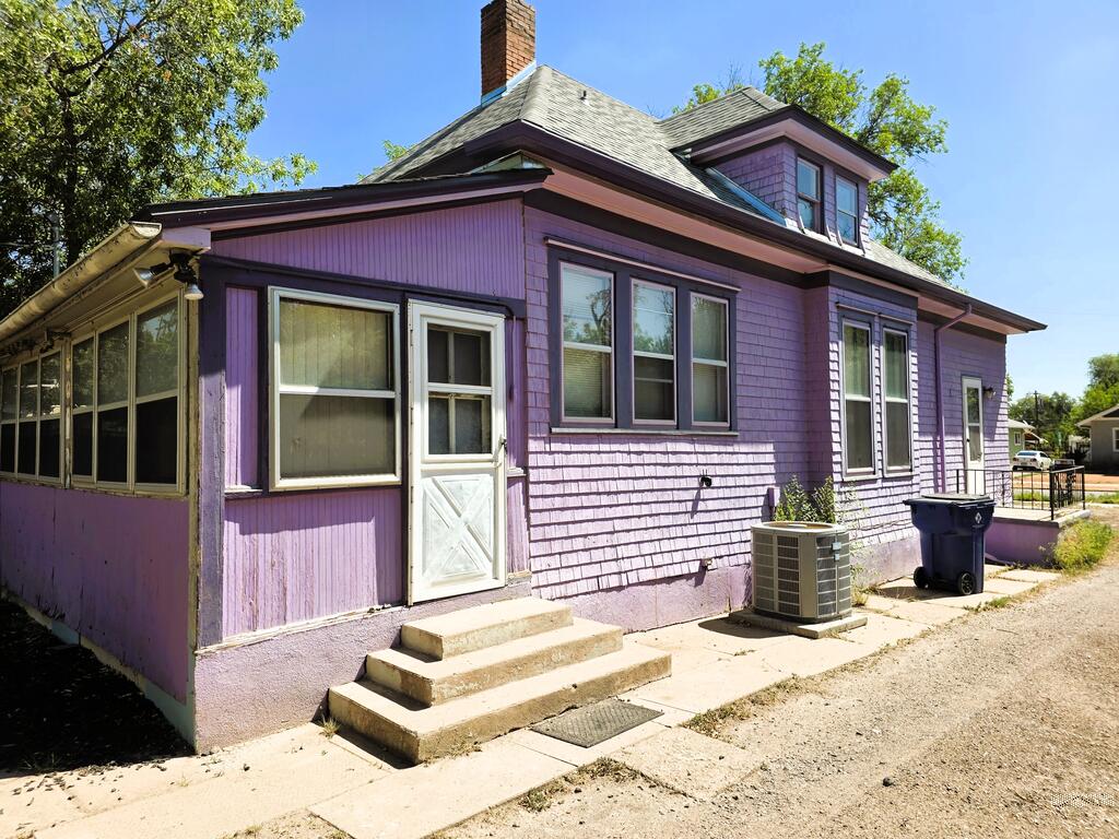 1917 Court St — photo