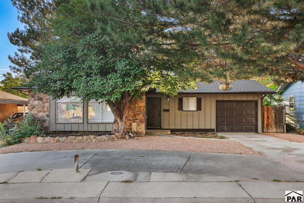 1818 Maplewood Dr — photo