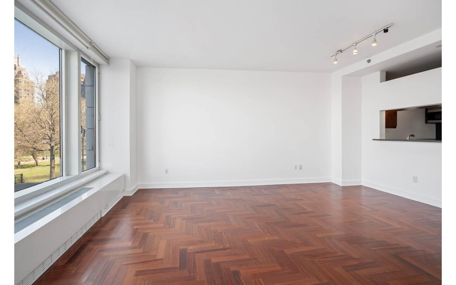 240 Riverside Boulevard 3C — photo